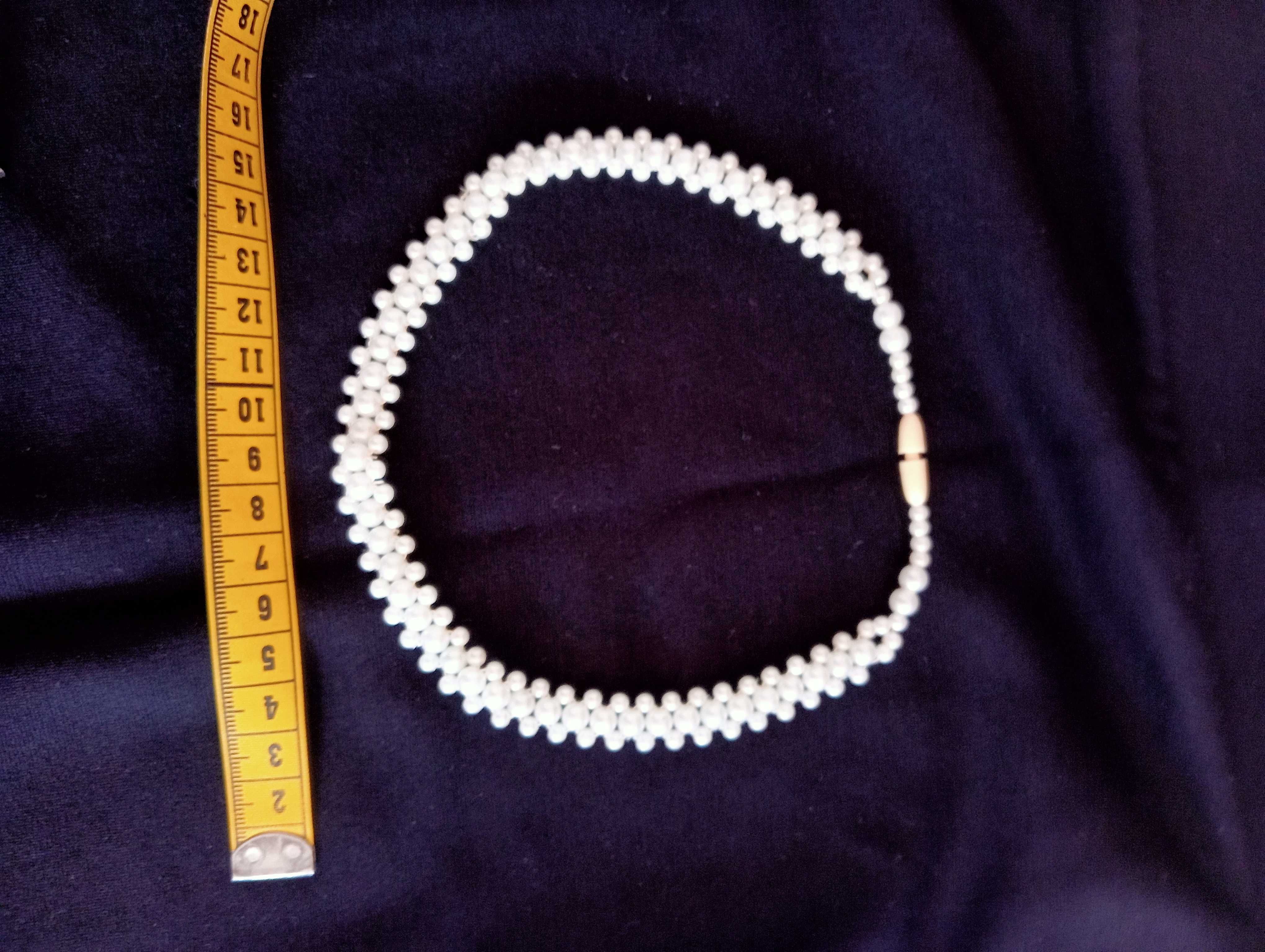 Naszyjnik ze sztucznych perełek