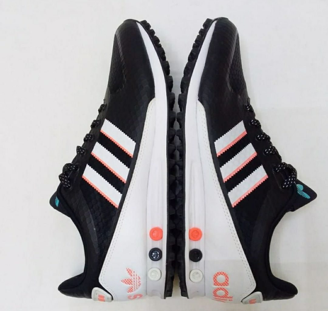 Продам кроссовки Adidas  LA. TRAINERII