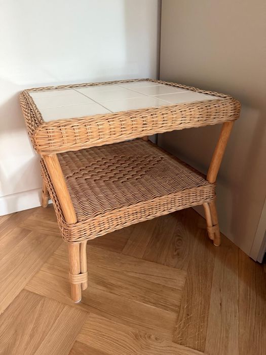 Rattanowy stolik z płytkami Ikea Timeless