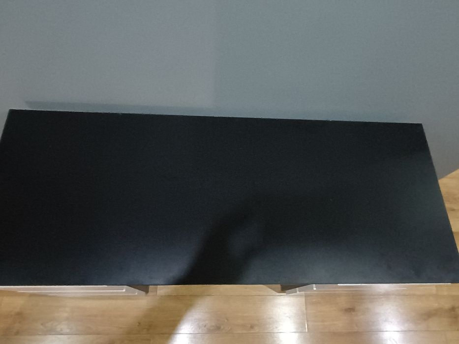 Czarne Biurko z białymi akcentami