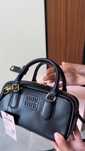 Trendy czarna torebka Miu Miu w rozmiarze mini - hit 2024
