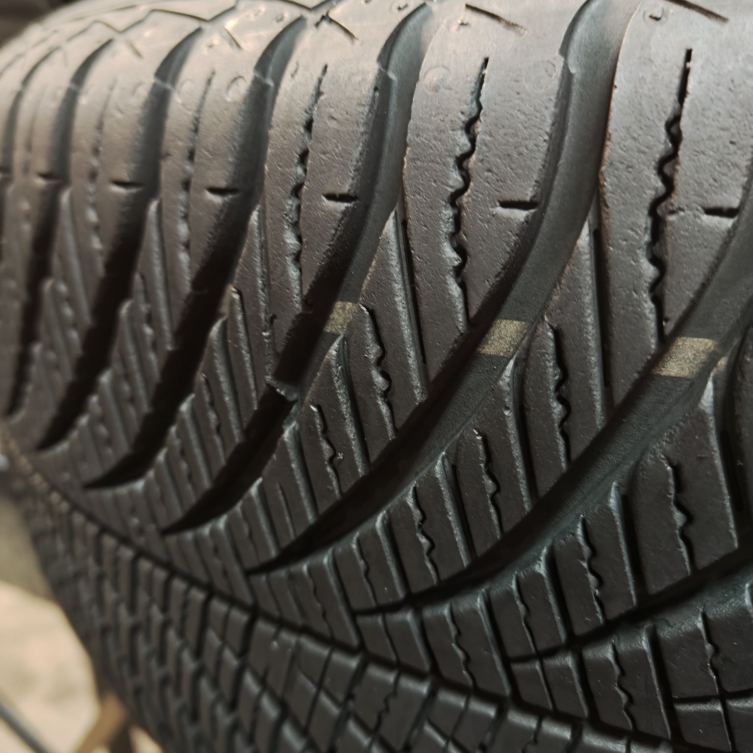215/55/17 Sprzedam komplet opon całorocznych Goodyear