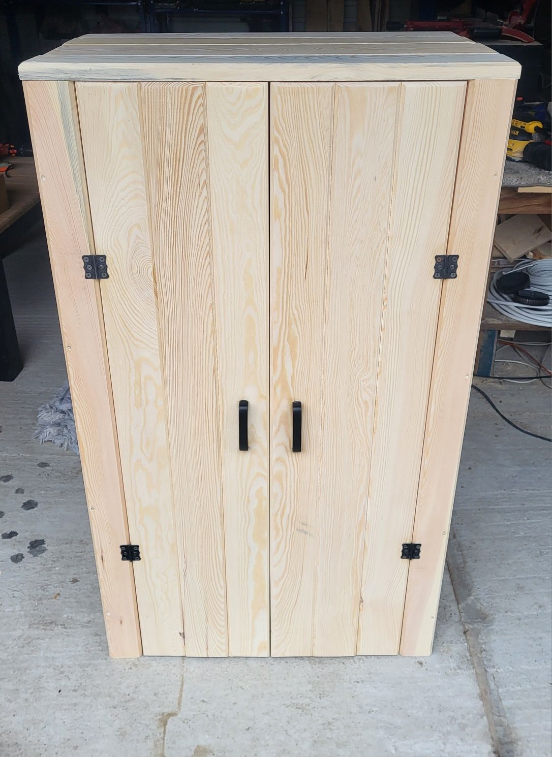 Szafka na buty sosnowa. 70x45x120 cm wys. Kolor Wenge