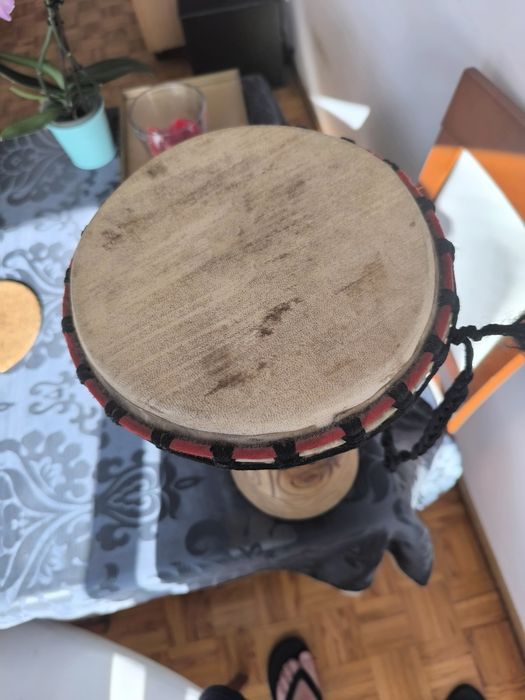 Djambe como novo. Diâmetro 22 cm e altura 48 cm