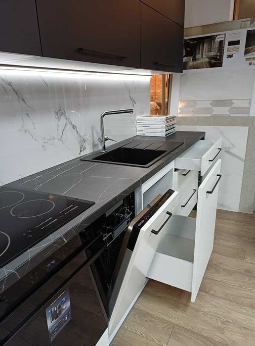 Kuchnia biało-czarna lakier-mat Egger Blum