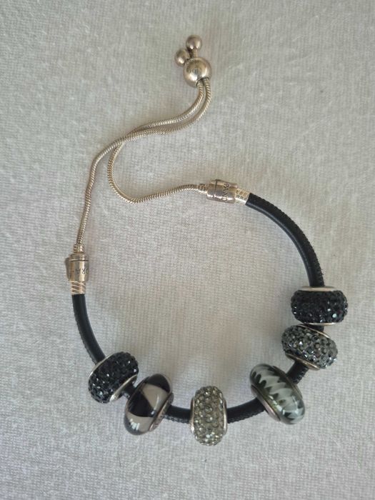 Bransoleta srebrna Pandora z pięknymi zawieszkami.