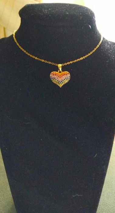 Colar Aço Dourado c/ Coração de Cristais Arco Iris NOVO