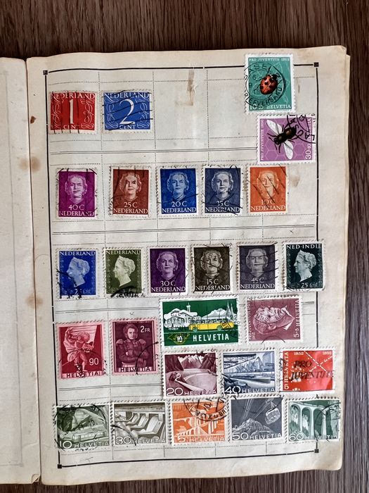 Caderno com mais 330 selos.