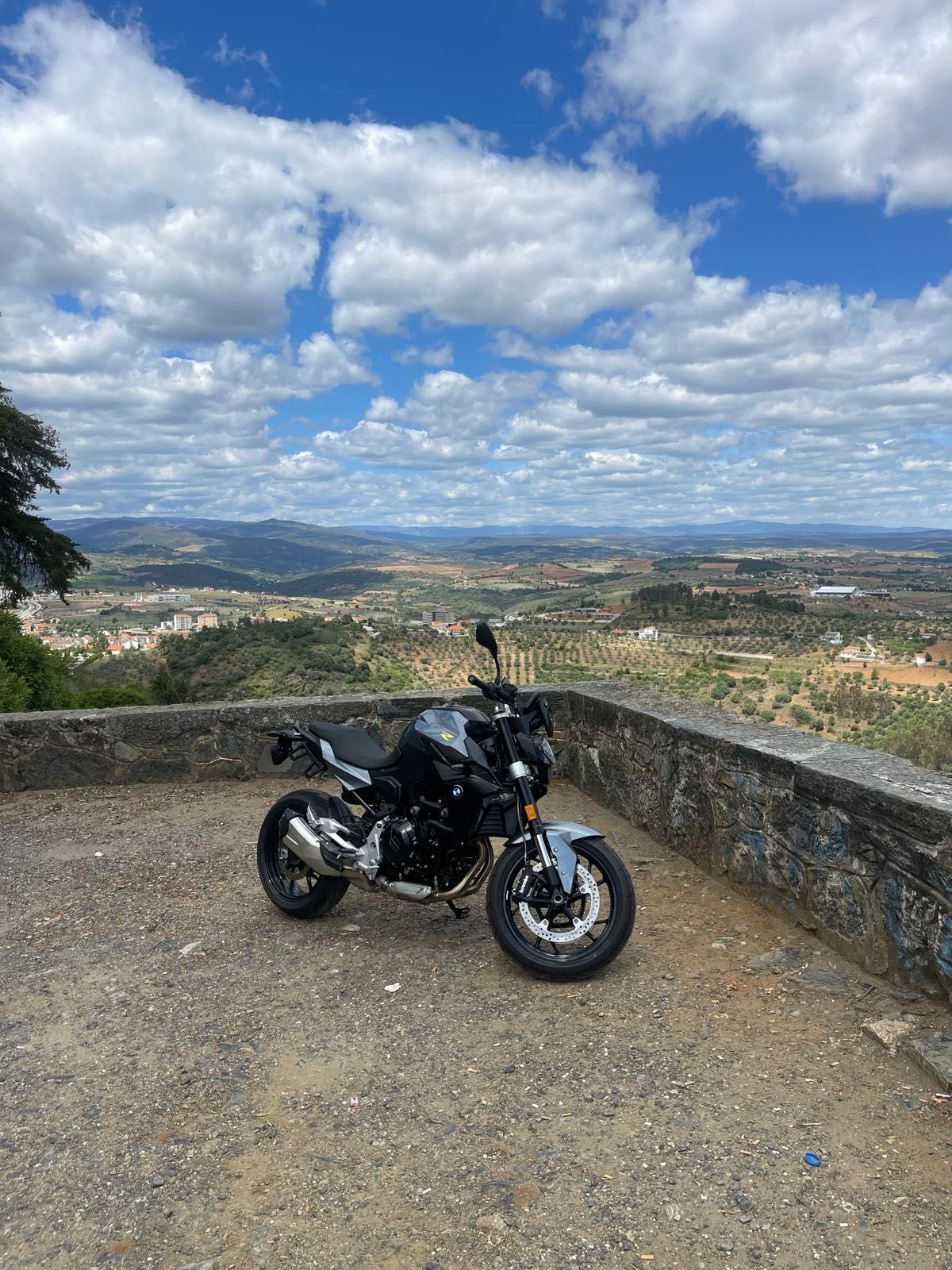 - Mota BMW—F900R