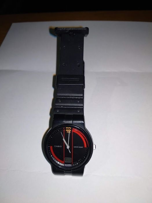 2 relogios um preto casio outro metalico