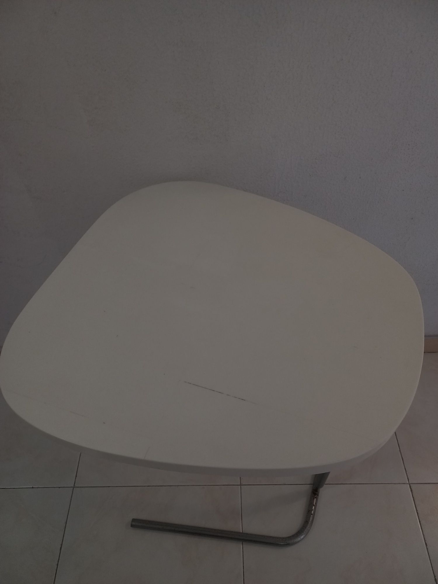 Mesa de apoio com pes de ferro