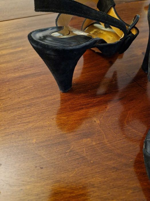 Sapatos pretos com salto em camurça