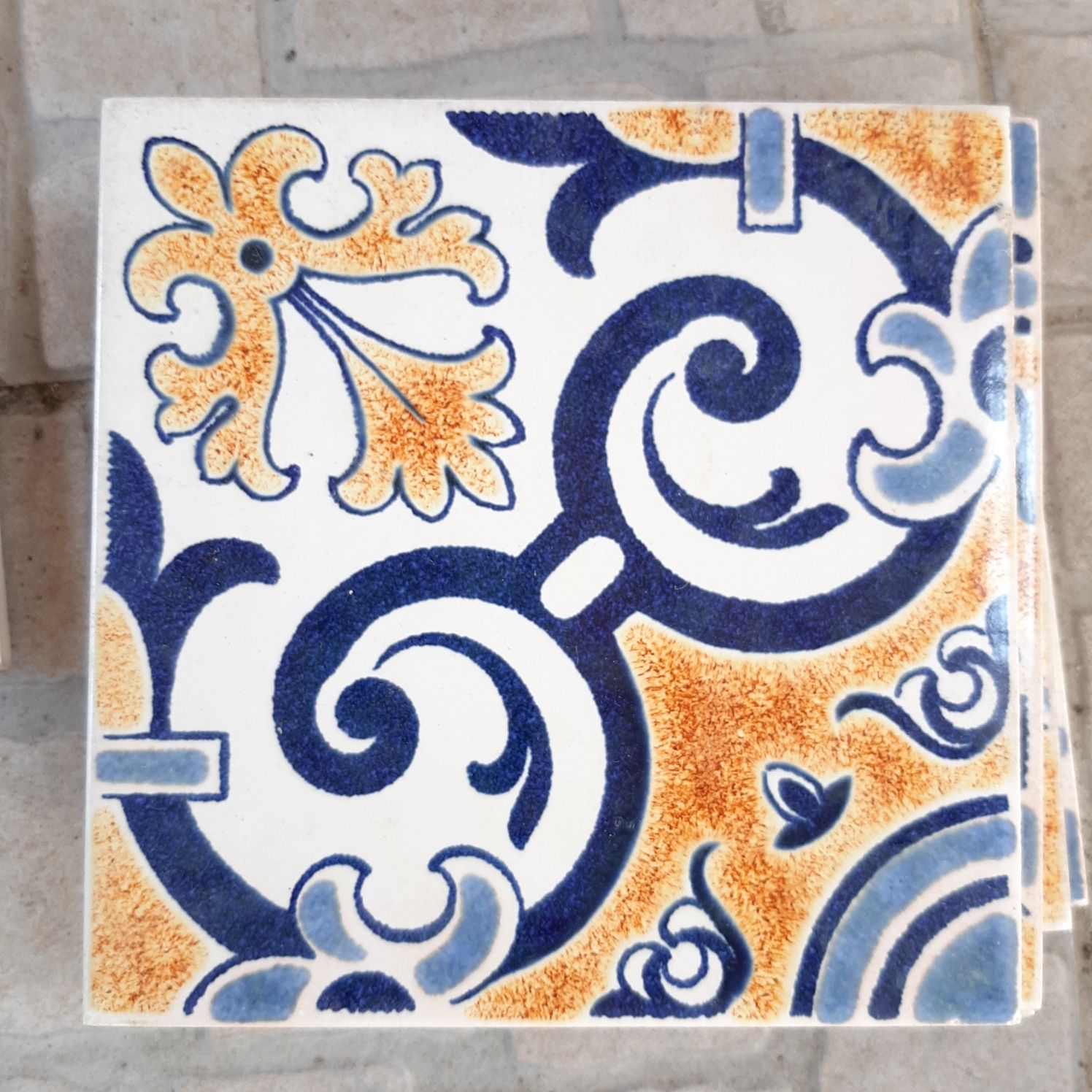 Azulejos quadrados azul e amarelo