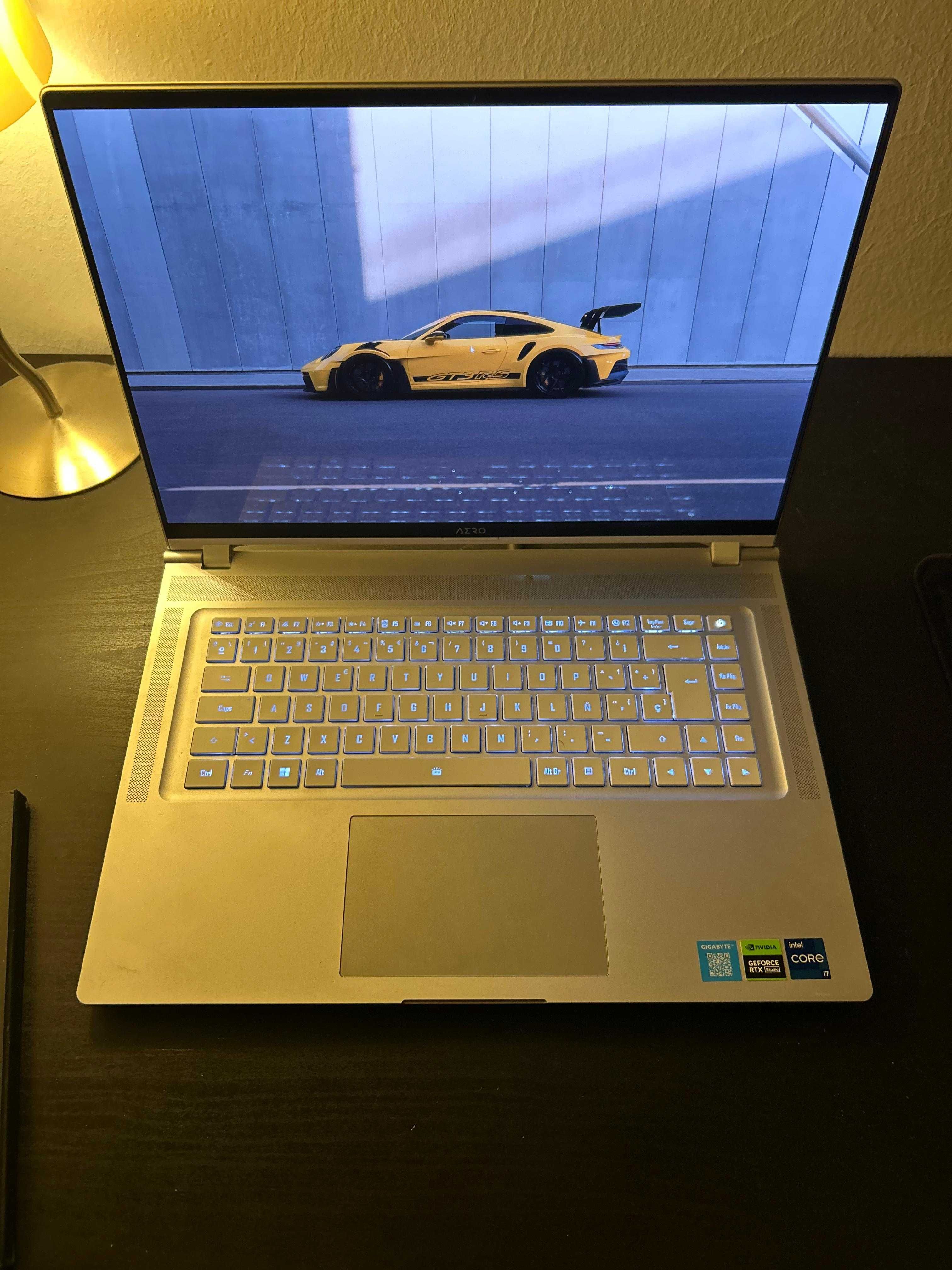 Laptop Gigabyte Aero 16 OLED