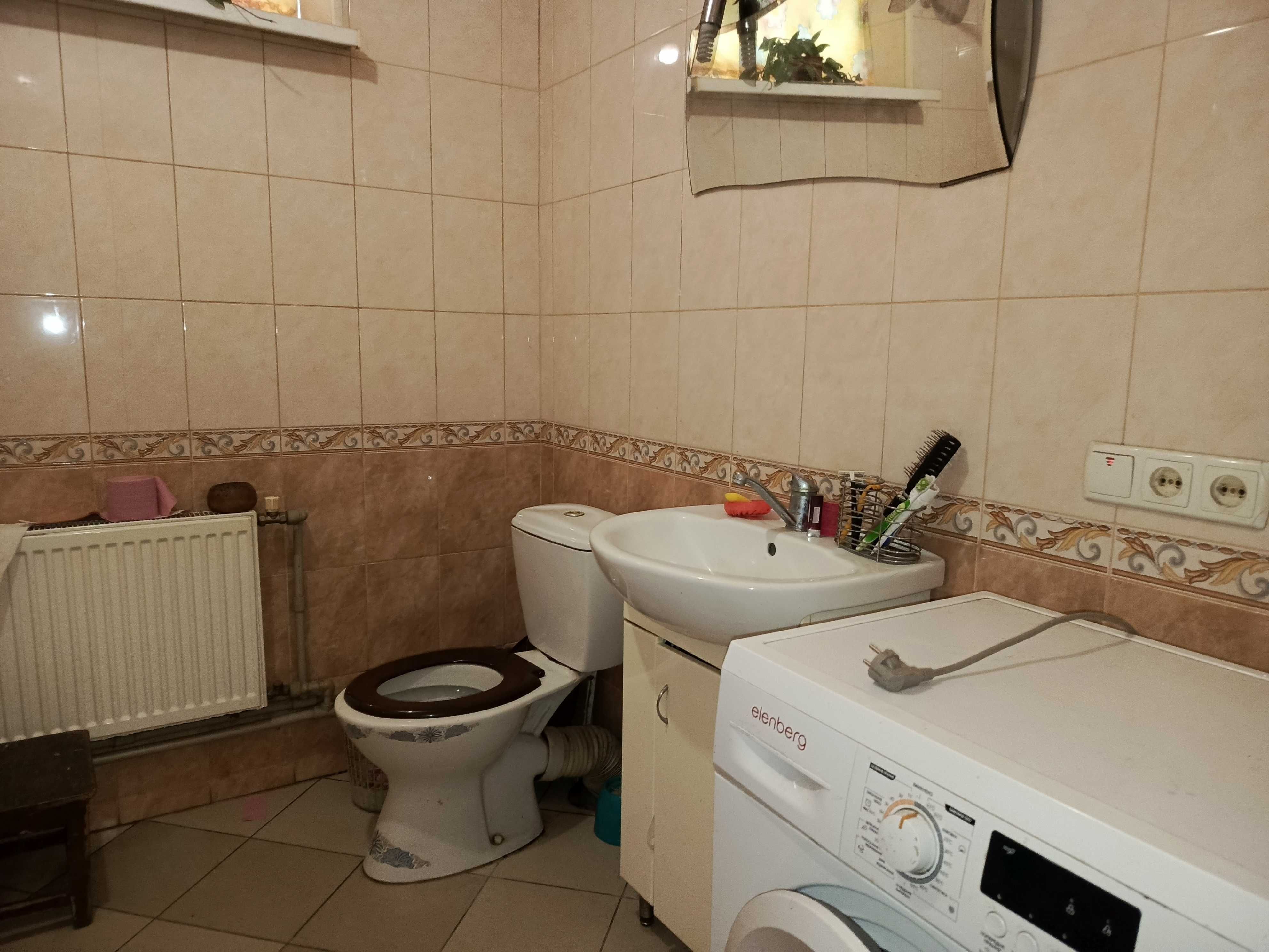 Продаю добротный кирпичный дом гМерефа удобный рн.