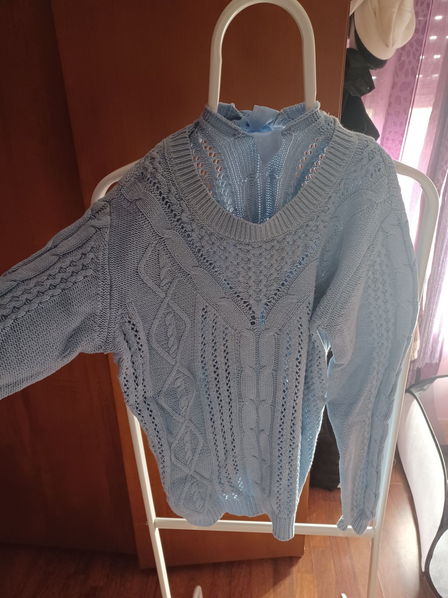 Vendo várias peças de roupa
Camisola azul stradivarius- 7,5€
Saia list