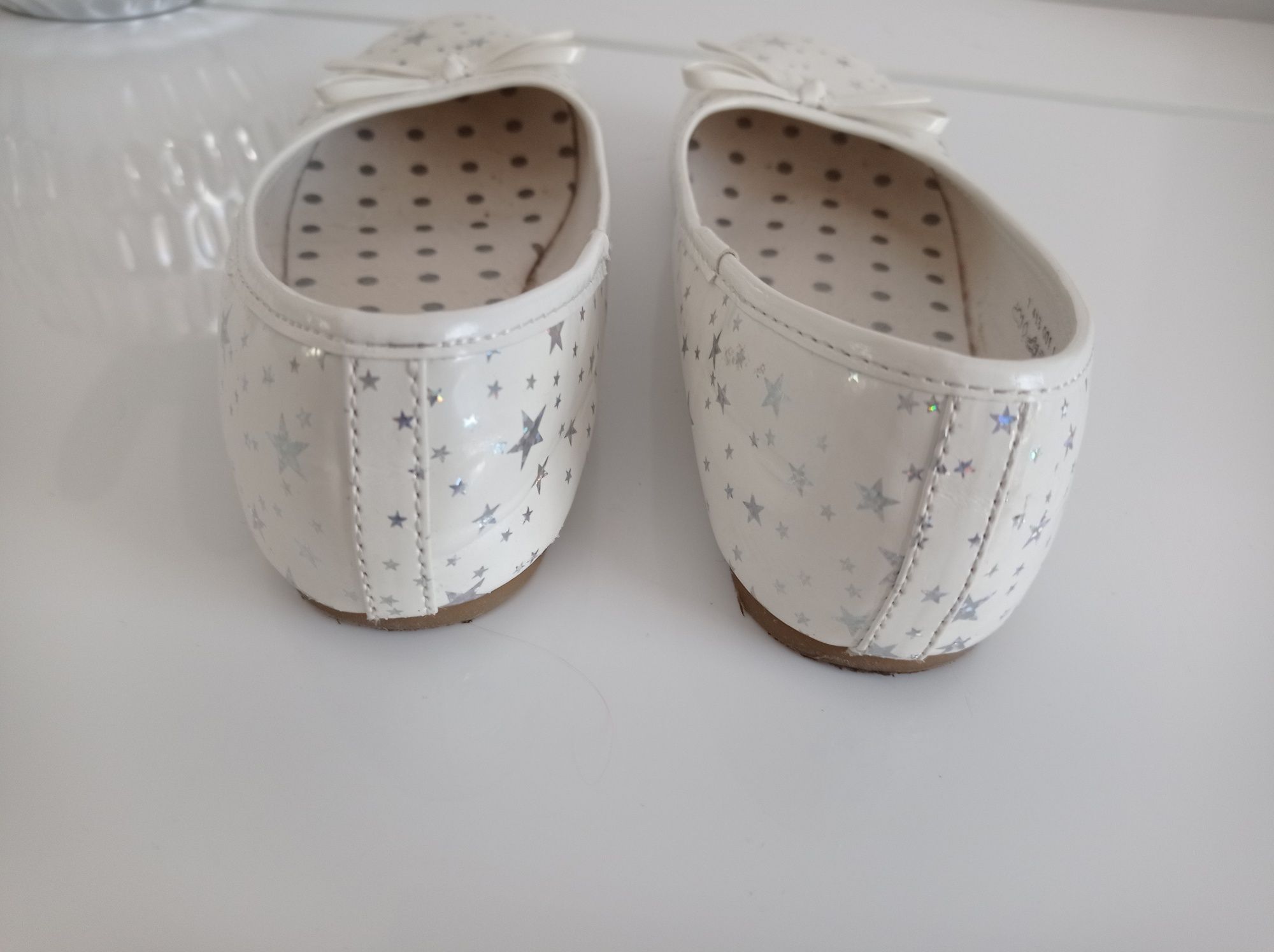 Białe balerinki, pantofelki w gwiazdki R. 29 Cupcake Deichmann