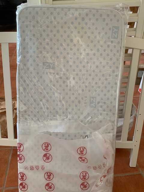 Berço branco e colchão