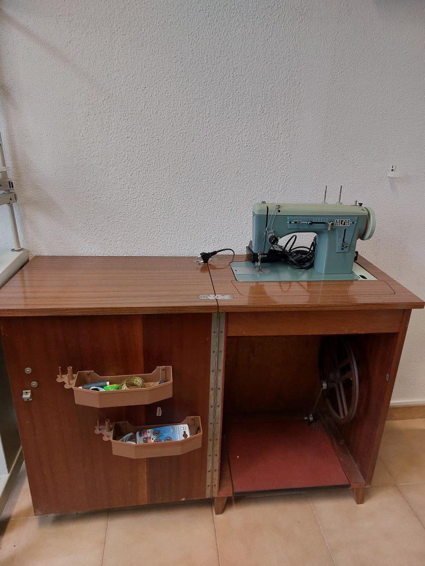 Máquina de costura Alfa com móvel