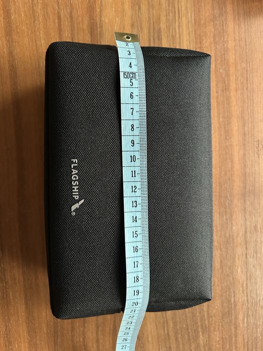 Nowa czarna kosmetyczka