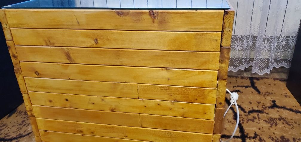 Stolik drewniany z efektem nieskończonej piwnicy – oryginalny design