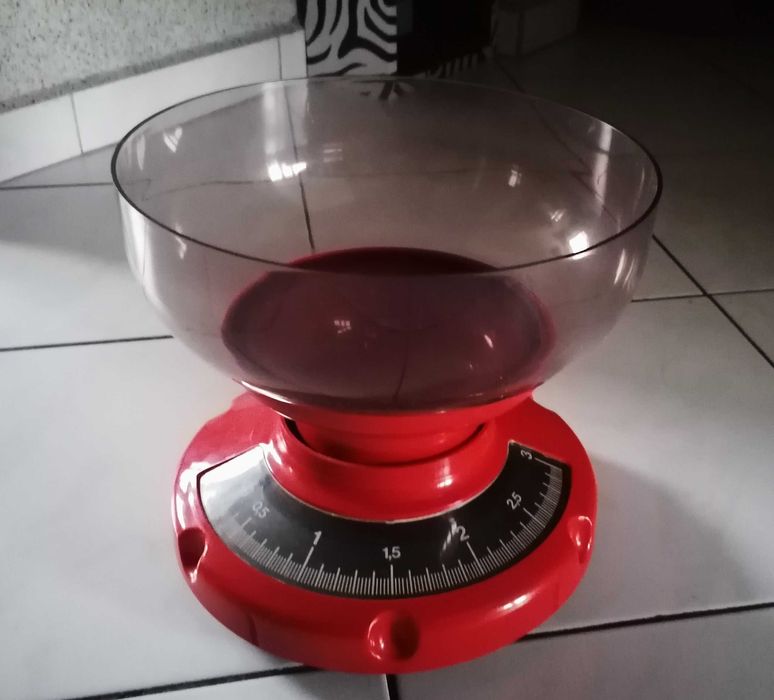 Waga kuchenna PRL czerwona