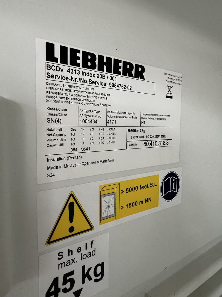 Холодильна вітрина liebherr