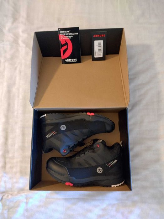 Vários artigos MOTARD, usados como novos e outros novos.