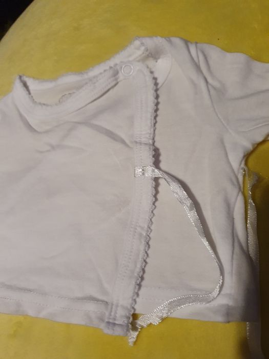 Kaftanik biały zapinany za zatrzaski