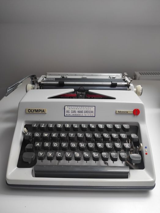 Stara maszyna do pisania Olympia Monika