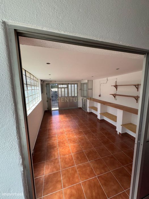 Arrenda-se Espaco   – 20 m² – Sassoeiros, Oeiras