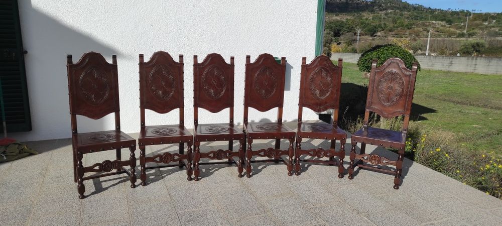 6 cadeiras de sala e madeira maciça e couro.
