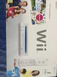 Wii usada, dentro da caixa, com acessórios e um jogo.
