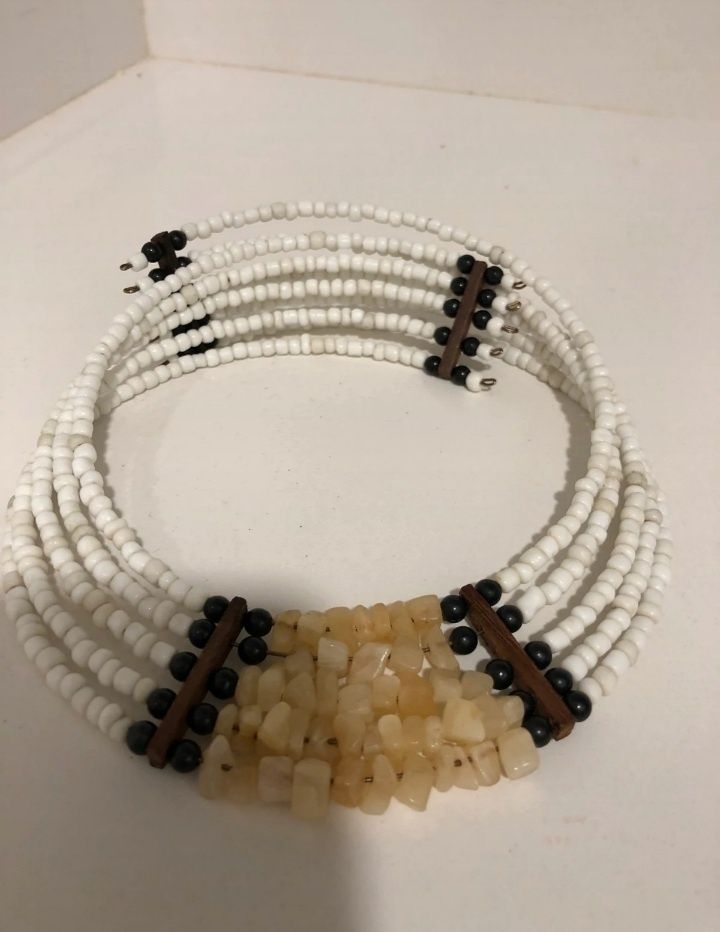 Colar étnico com missangas e pedras naturais (quartzo)