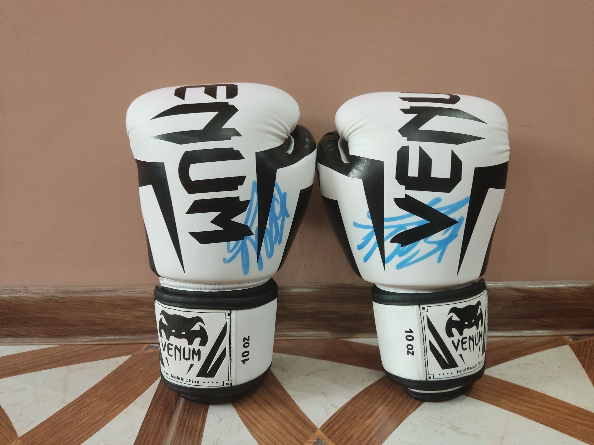 Боксерские перчатки Venum с подписью Дениса Беринчика