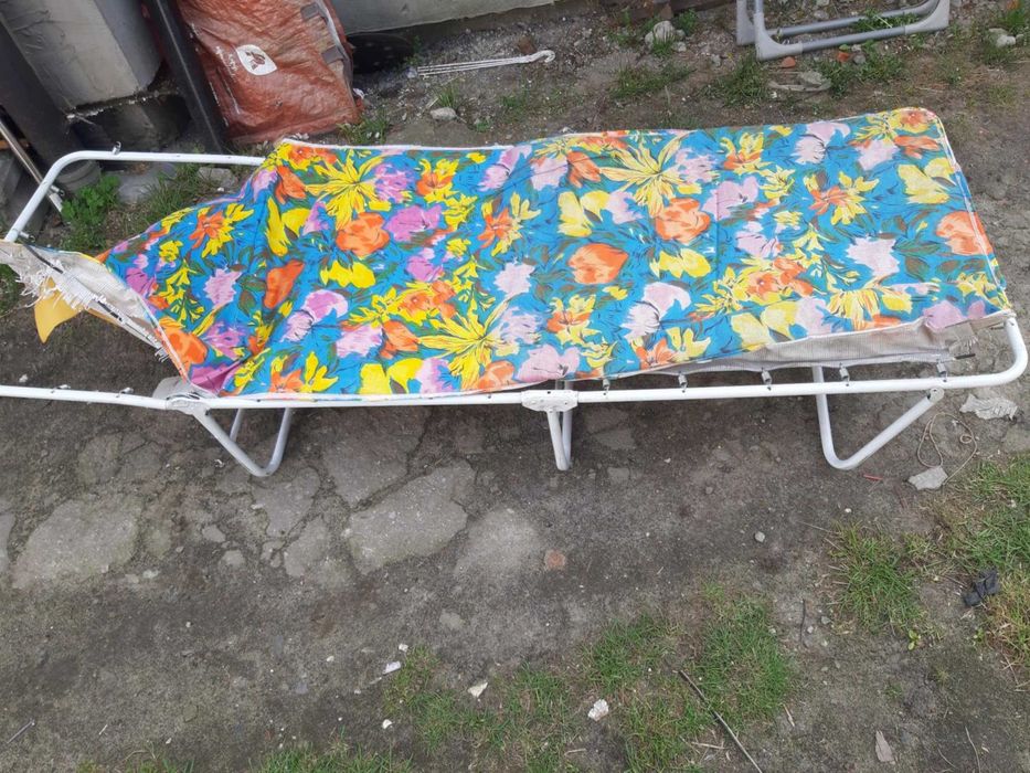 Łóżko polowe w kwiaty wymiar 190 cm X 68 cm składane