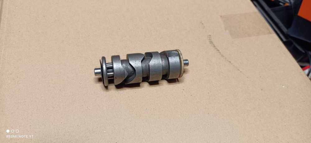 Wałek krzywkowy skrzyni MZ Etz 150 część silnika