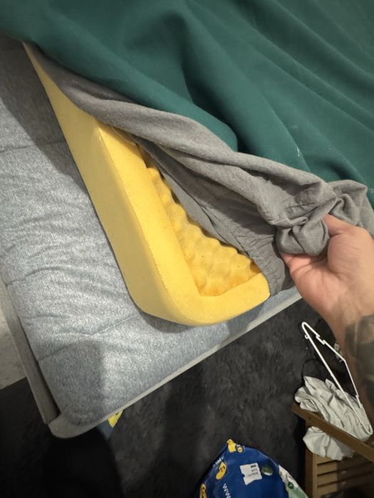 Cama de casal cinzenta