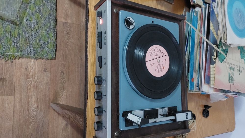 Проигрыватель виниловых пластинок.