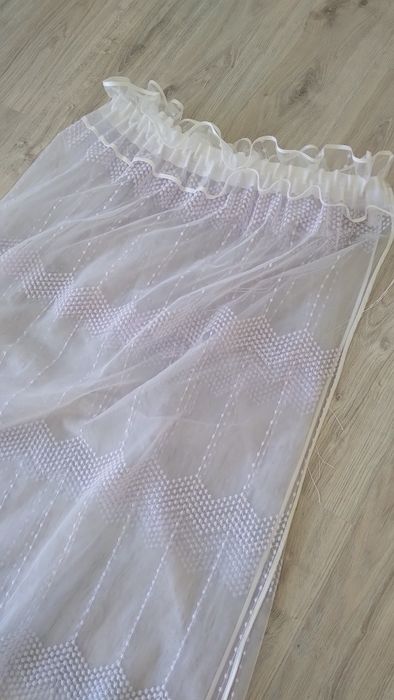 Długa biała firanka