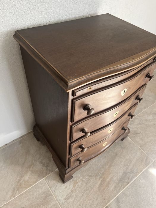 Mesa de cabeceira classica