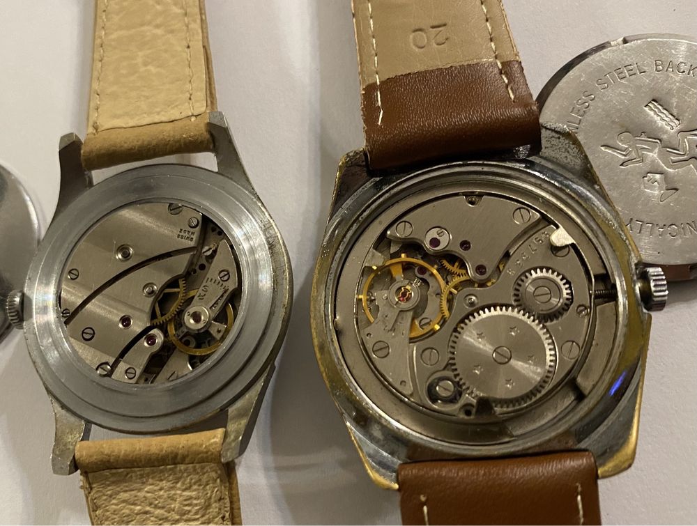 Dois relógios mecânicos e antigos