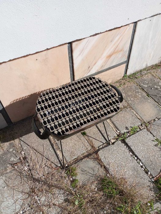 Churrasqueira bartata e prática para mesa.