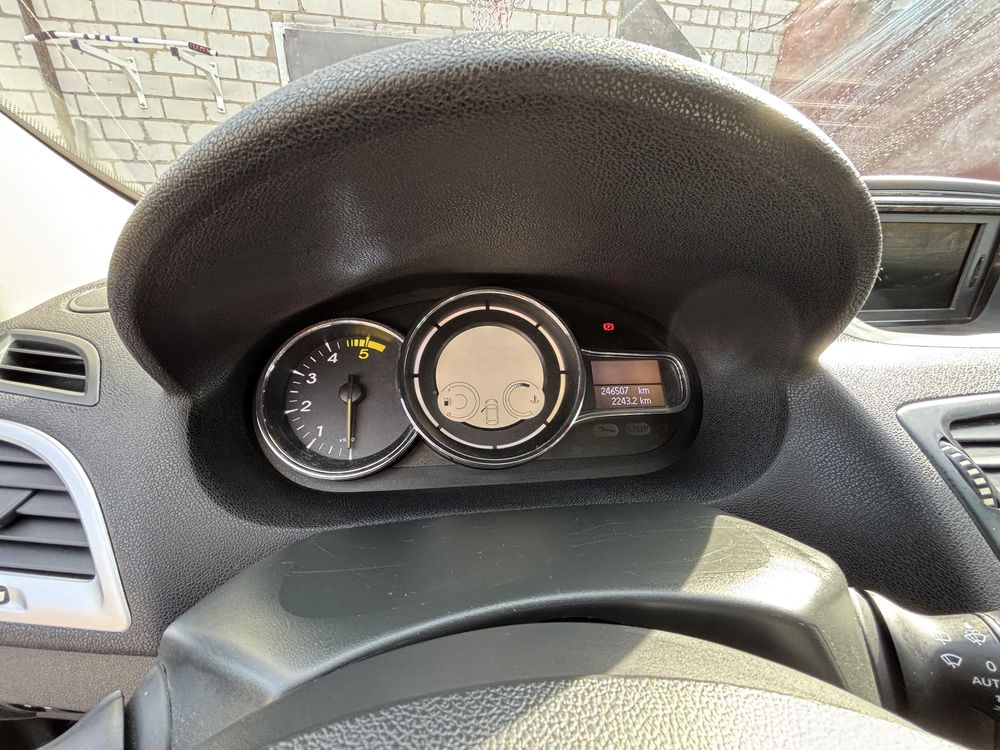 Продам доглянутий автомобіль рено меган