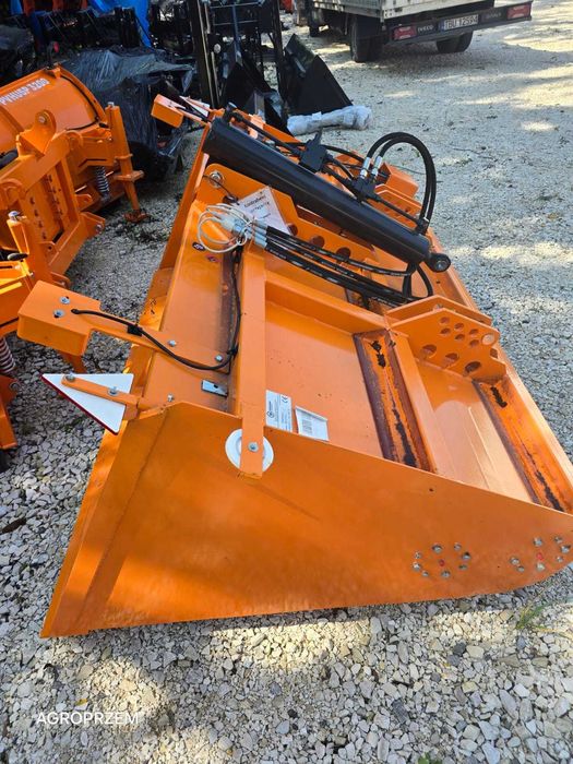 Nowa piaskarka solarka VOLANT 2.0m samozaładowcza na tuz komunalna