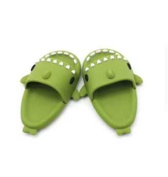 Labubu - kit (capa de chuva, chinelo tubarão e óculos).