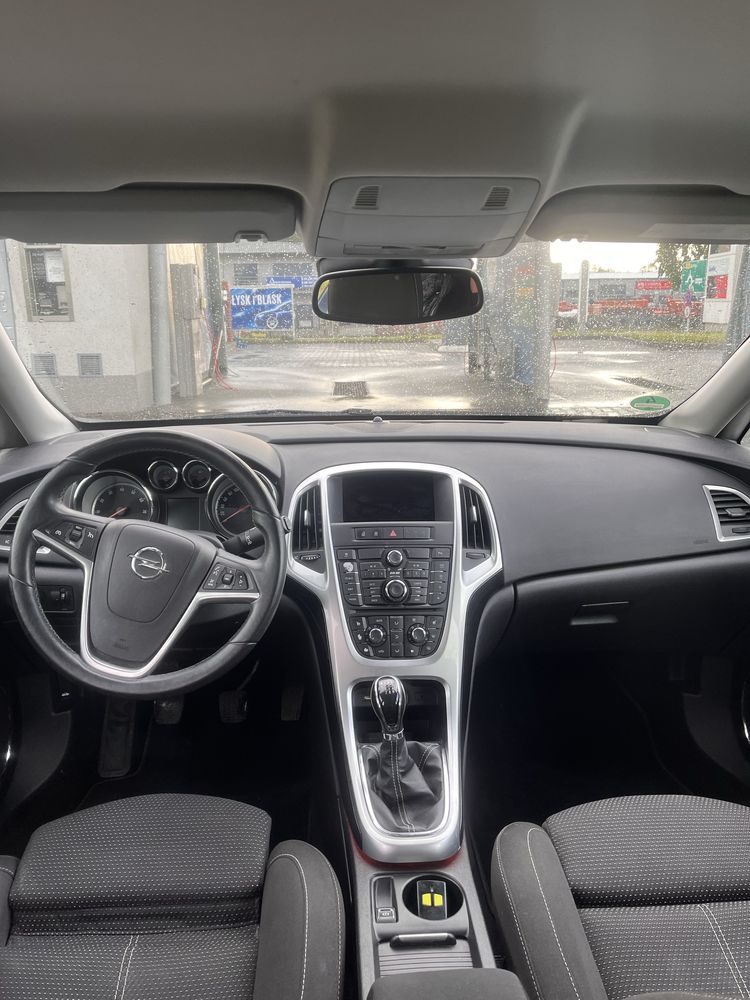 Opel Astra J 2011r b.wyposażenie 1.4T 140Km