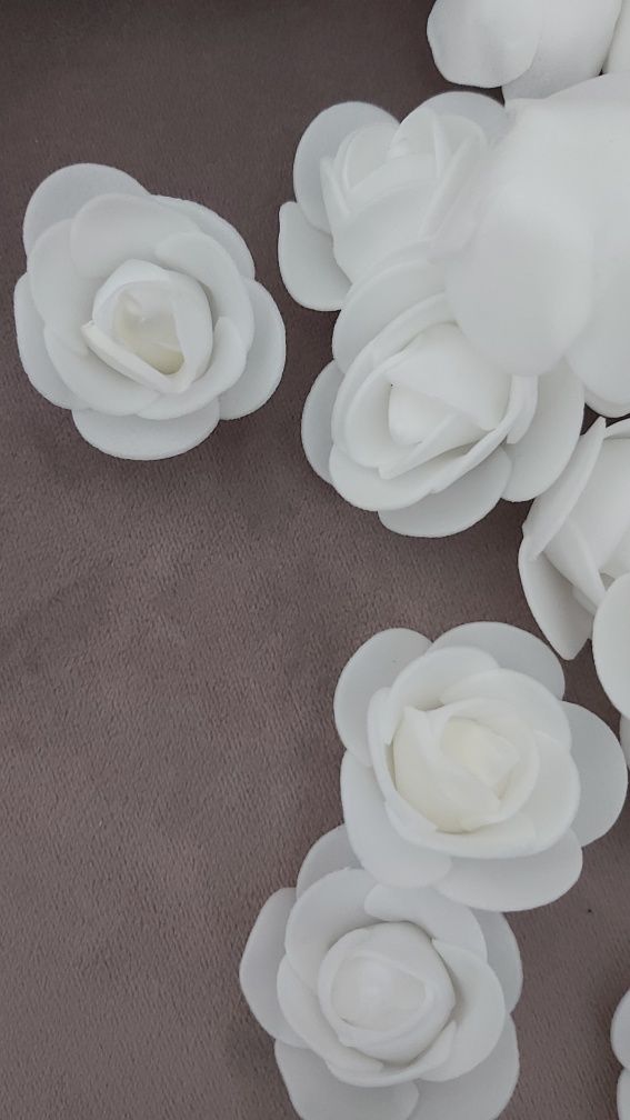 Białe róże różyczki piankowe 3 cm Rose bear rękodzieło 300 sztuk
