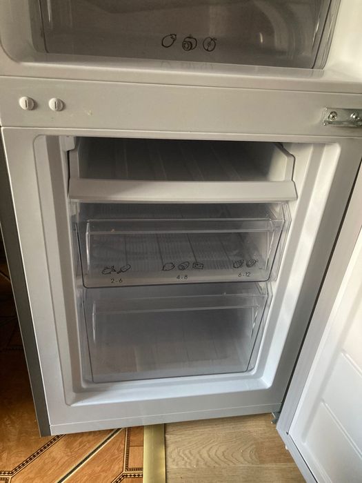 Lodówka Candy CFM 143cm srebrna