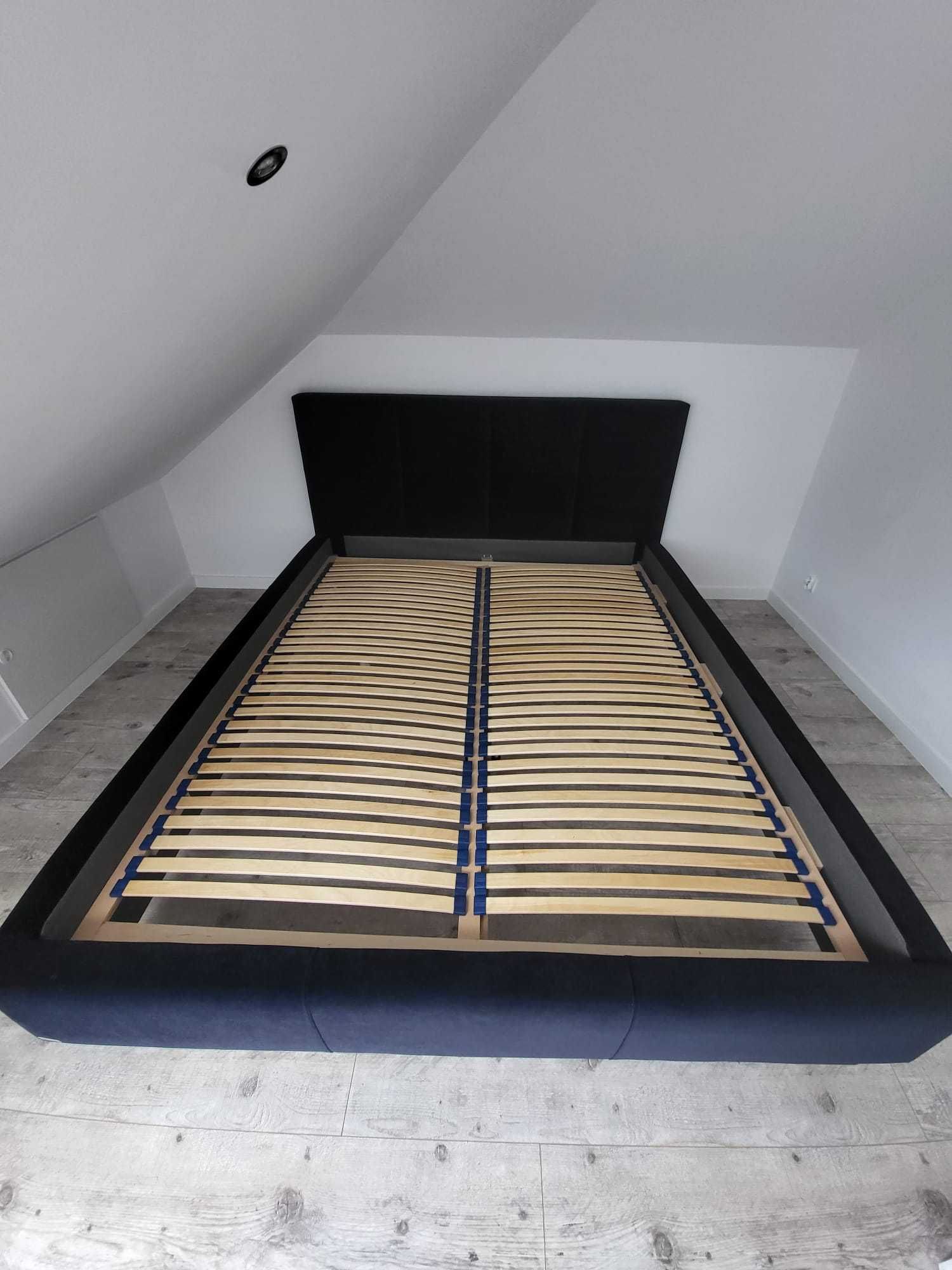 Łóżko tapicerowane z zagłówkiem nie tylko dla wysokich osób